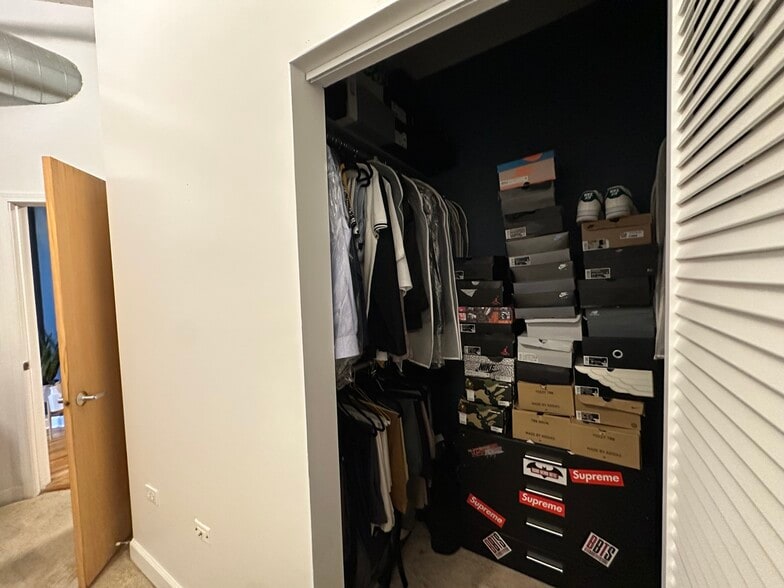 Building Photo - 221 E Cullerton St