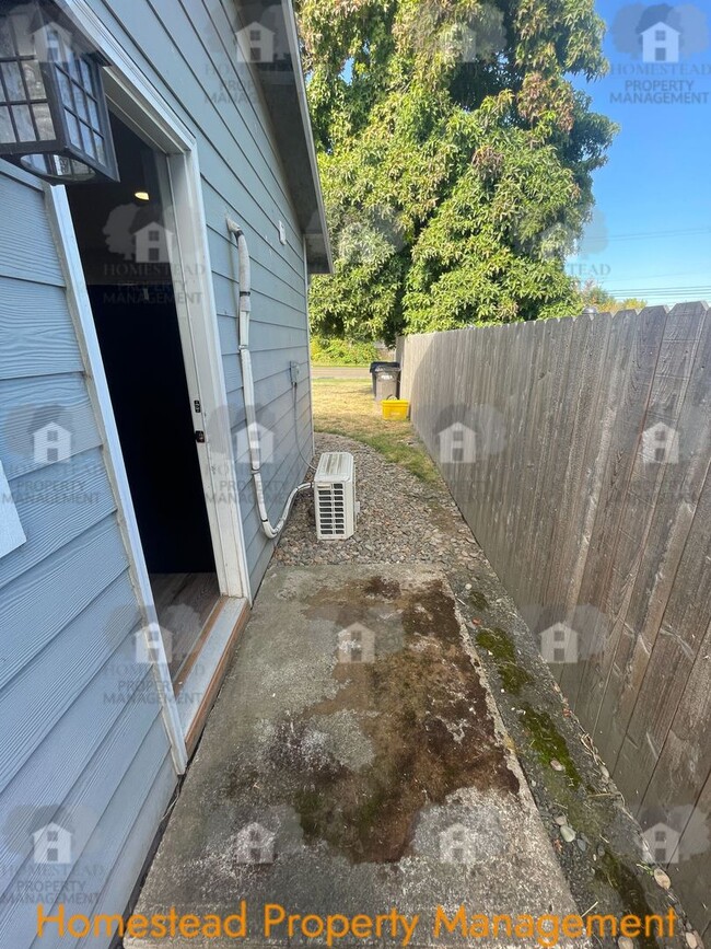 Building Photo - 595