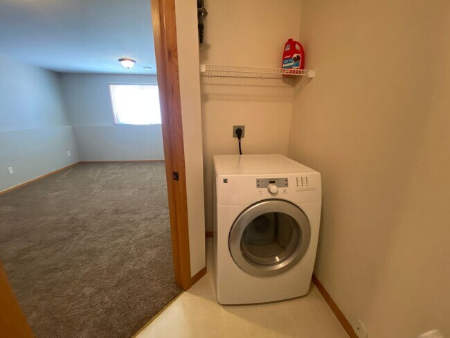 Building Photo - 3 Bedroom Townhome in South Fargo!!