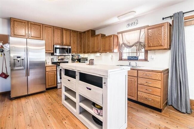 Building Photo - Fantastic 3bd/3ba home! Coming soon!