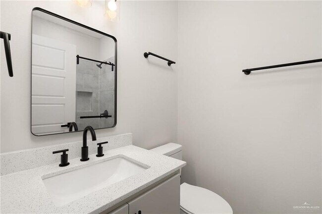 Building Photo - 17 Selena St