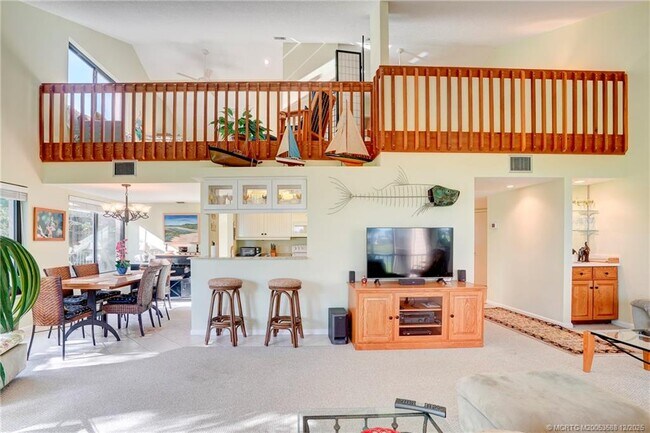 Building Photo - 233 NE Edgewater Dr