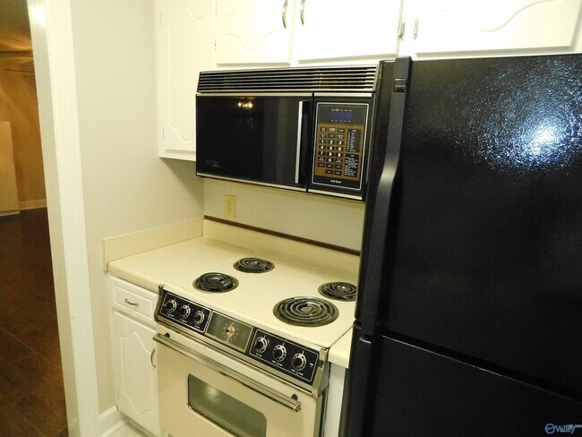 Building Photo - 2111 Epworth Dr NE