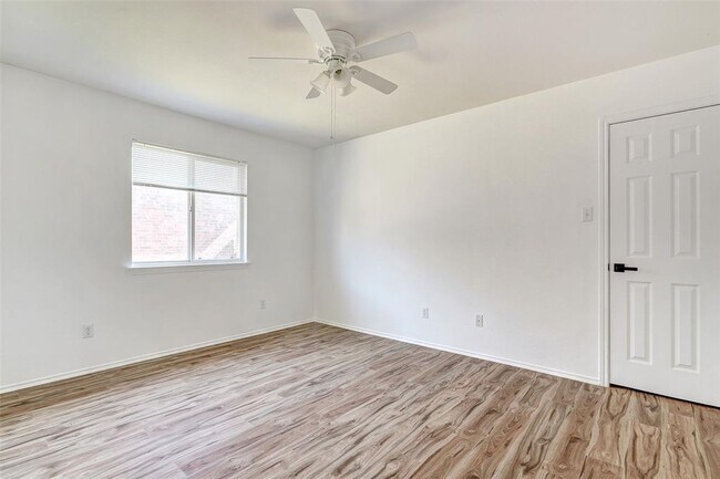 Building Photo - 1305 4 Cabin Ct