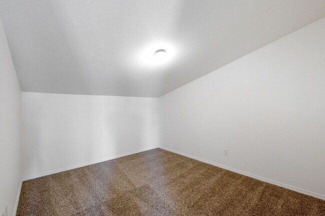 Building Photo - Relaxing townhome in Monument Villas