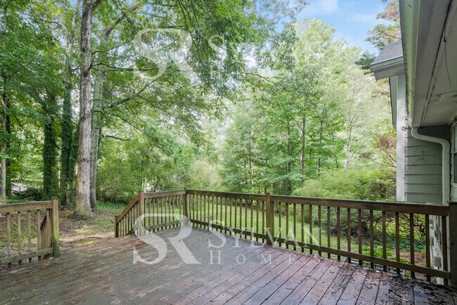 Building Photo - Immerse yourself in comfort and convenience