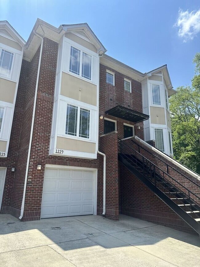Building Photo - Stunning Elegance in Woodlawn at Preston