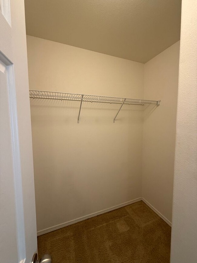 Building Photo - $400 Move In Credit!! 3 Bed/2.5 Bath Single Family Home in River Canyon Estates - BRAND NEW CARPET