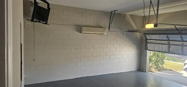 Building Photo - 8500 Palm Harbor Dr