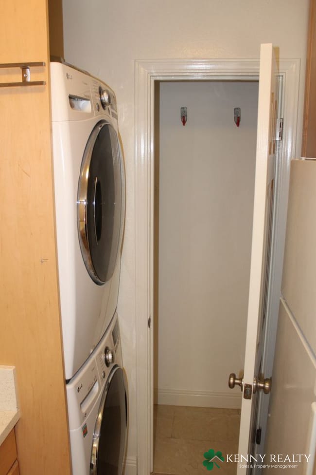 Building Photo - Rare Corner One Bedroom Fully Remodeled w/ In-Unit Laundry