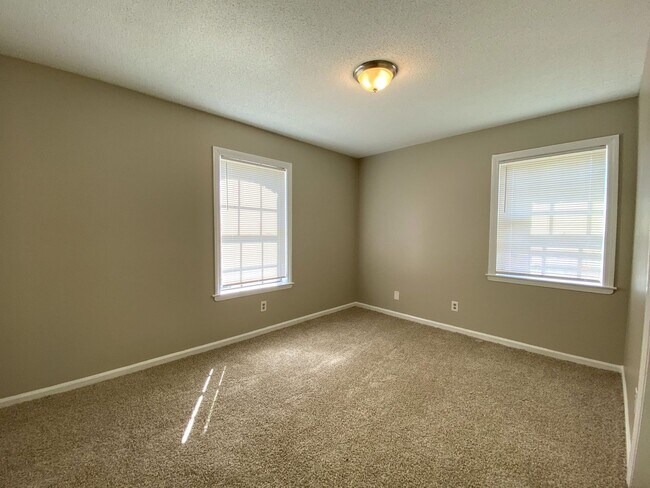 Building Photo - 3 bed, 2 bath home with access to 79 and 40.