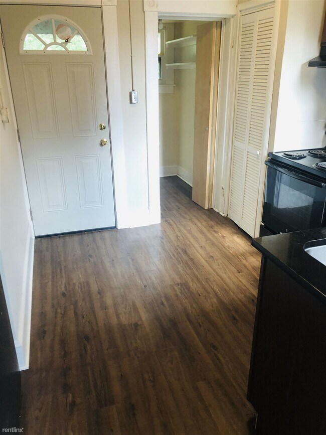 Building Photo - 2 br, 1 bath 4plex - 2420 Barton Ave 4