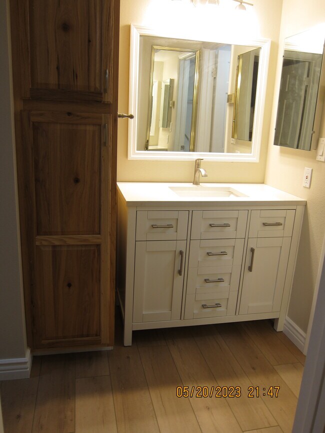 Building Photo - 3033 E Devonshire Ave