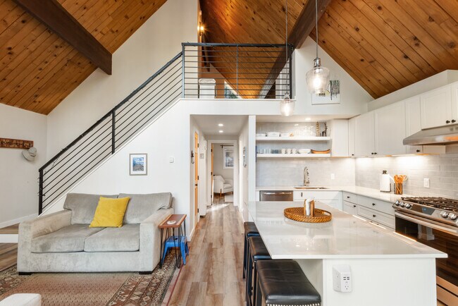 Building Photo - 319 Pine St