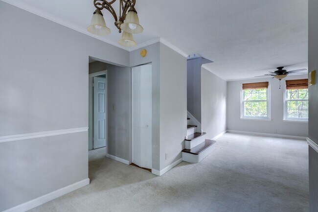 Building Photo - Gorgeous End Unit 2 Bedroom 2 Bath Near Sh...