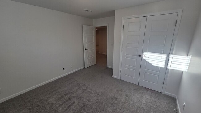 Building Photo - 4 bed 3 bath 2 car garage all maintenance provided townhome