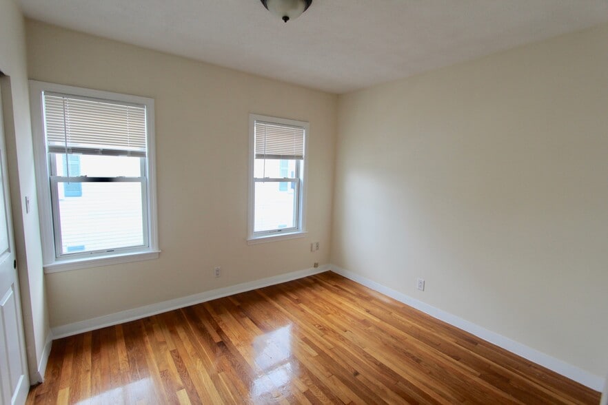 Building Photo - 15 Taylor St