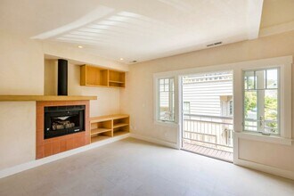 Building Photo - Balcony & Gas Fireplace: Sunny Apartment i...