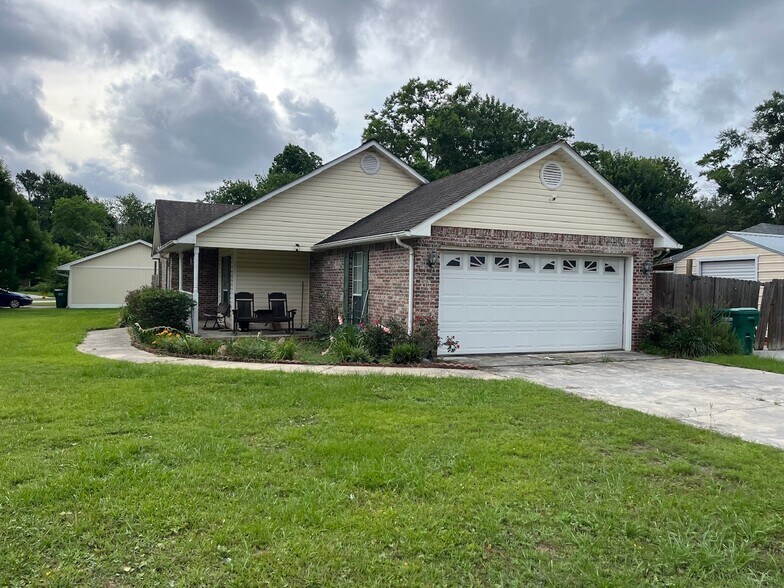 Building Photo - 15457 Woody Dr