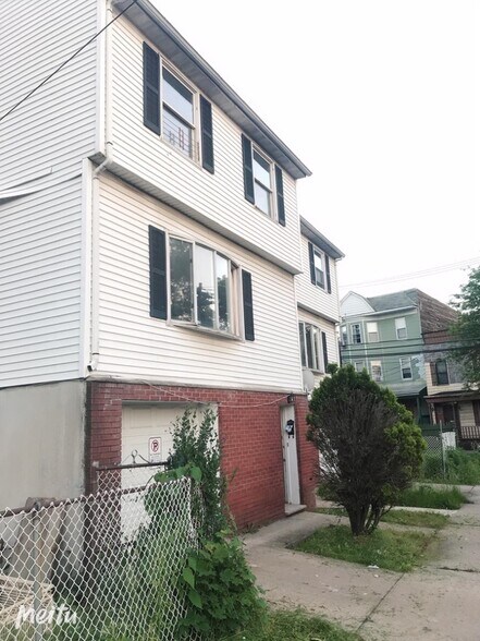 Building Photo - 42 Gladstone Ave