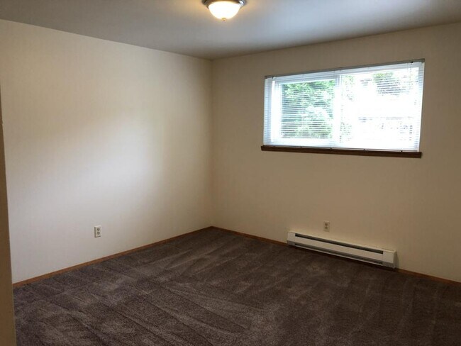 Building Photo - Laurel Apartments - 2 bedrooms