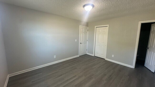 Building Photo - 104 Walnut Crest Dr