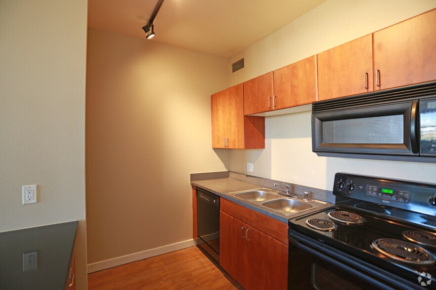 2BR, 1BA - 834 SF - Lincoln Pointe Lofts