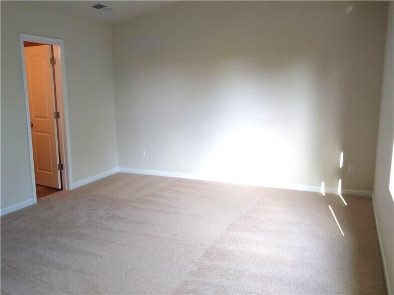 Building Photo - 2144 Belmont Cir NE