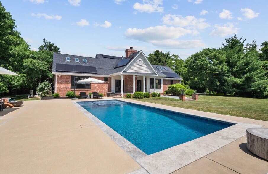 Building Photo - 233 Forest Ct