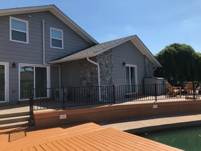 Building Photo - 3642 Lakeshore Dr