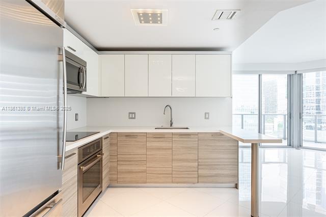 Building Photo - 1300 Brickell Bay Dr