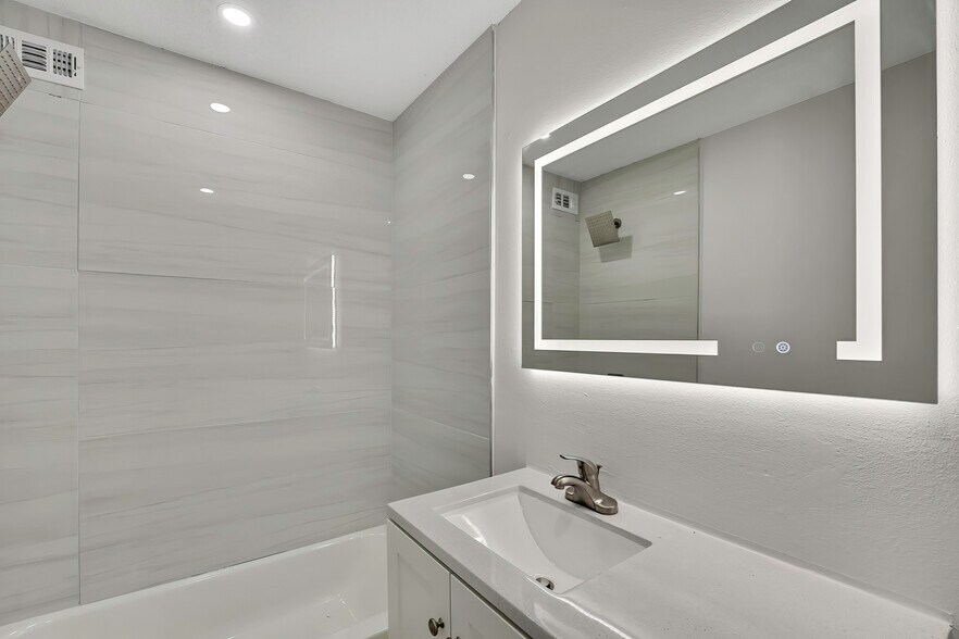 Building Photo - 10981 W Tidewater Cir