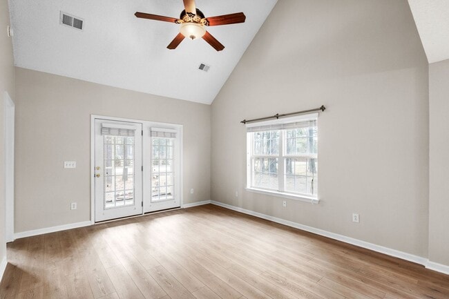 Building Photo - 571 Riverward Dr