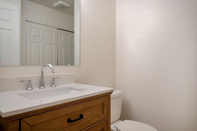 Building Photo - Top Floor Provo condo w private balcony