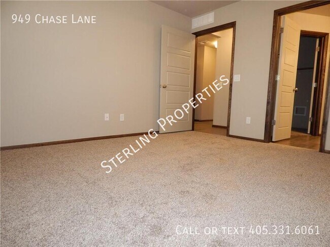Building Photo - 949 Chase Ln