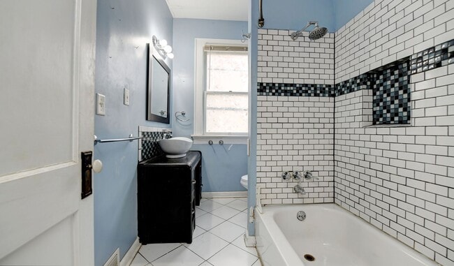 Building Photo - Charming 2-Bedroom Duplex in Franklin Park