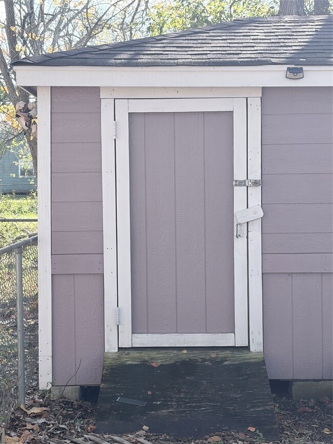 Building Photo - 608 E 4th St