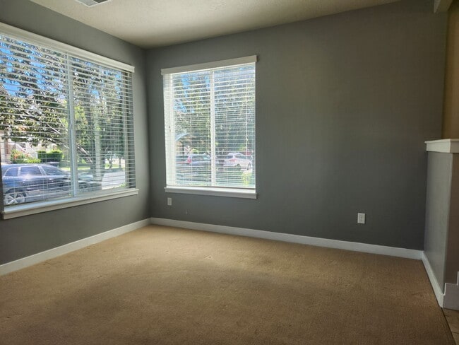 Building Photo - End Unit Townhome Available for Rent July 1st