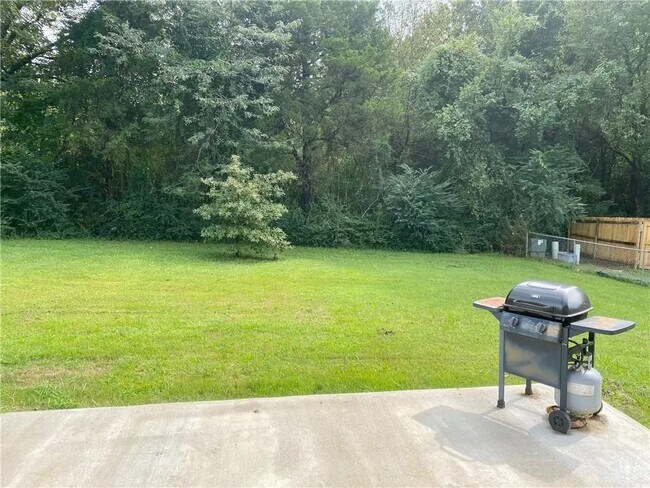 Fully fenced back yard with covered patio - 507 Boulder Dr