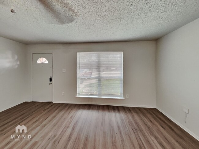 Building Photo - 1303 1/2 Berry Dr Apt A