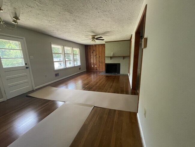 Building Photo - 405 Winesap Rd