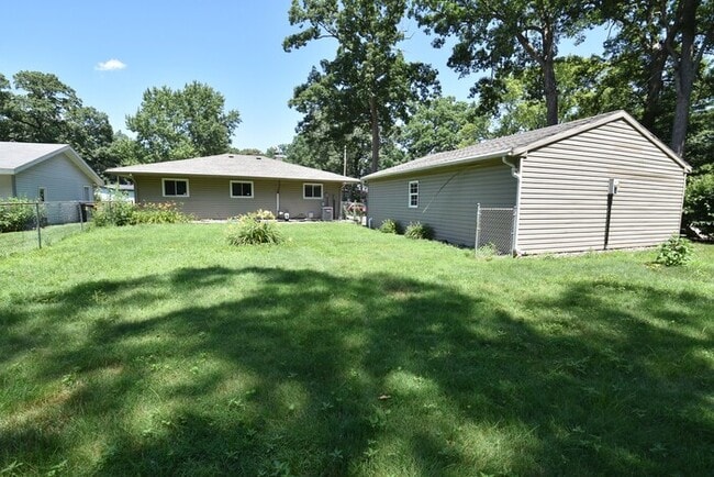 Building Photo - 3 bedroom 1 bath home in Edison Park