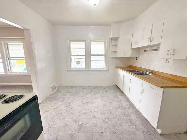 Building Photo - 8505 Garfield Blvd