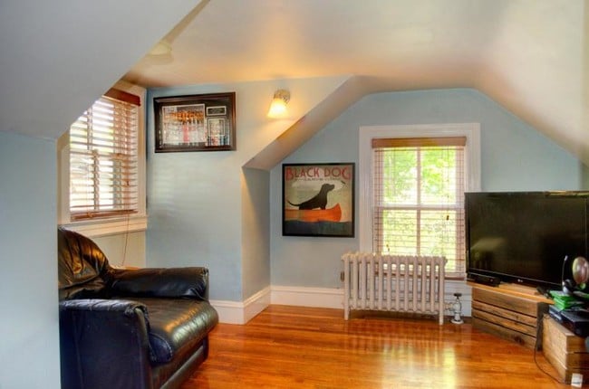 Building Photo - Carriage House