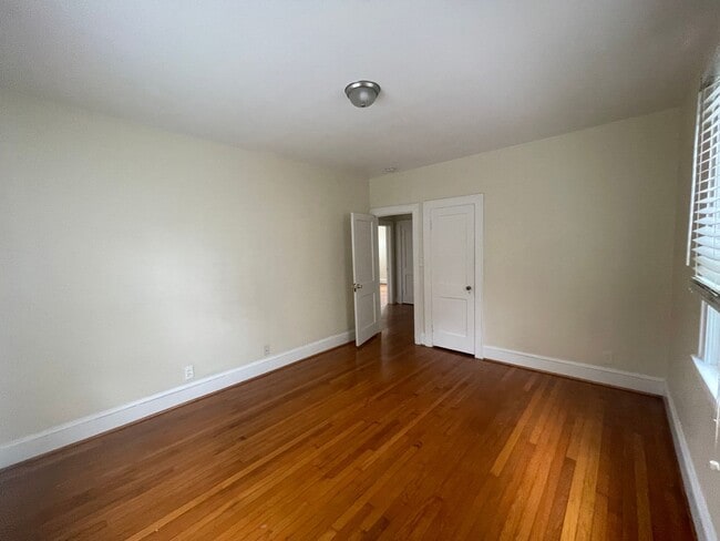 Building Photo - DOWNSTAIRS DUPLEX--2 BED/ 1 BATH IN THE HE...