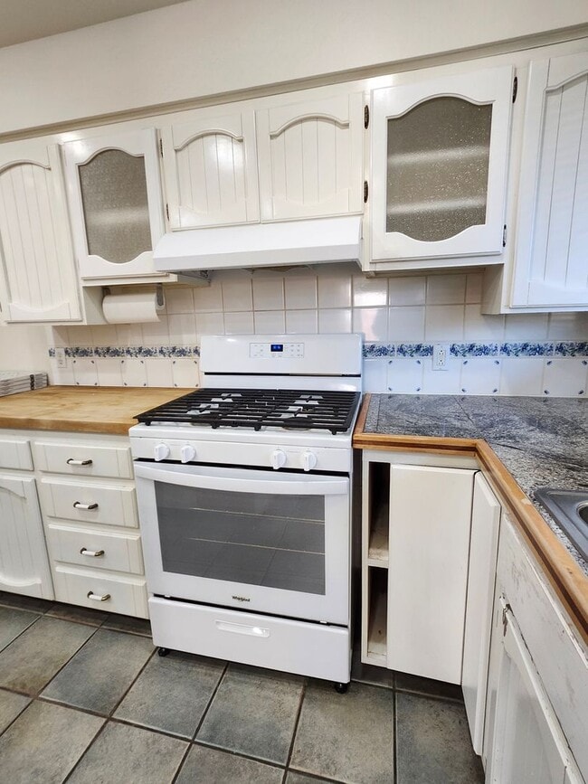 Building Photo - Walk to the River! 3 bed, 2 bath on Quiet ...