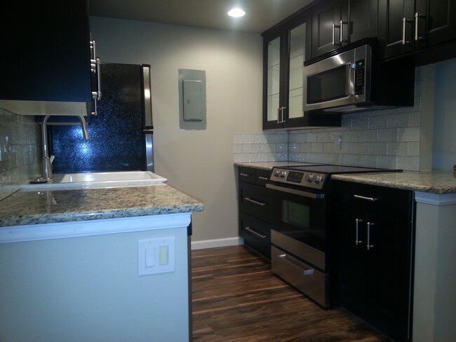 Building Photo - Newly renovated 1 Bed/1 Bath Condo near Lo...