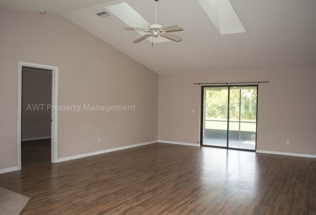 Building Photo - Updated 3/2. Great Location