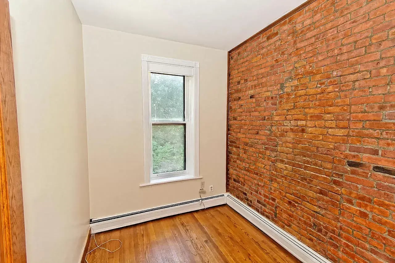 small office/nursery - 342 Hudson Ave