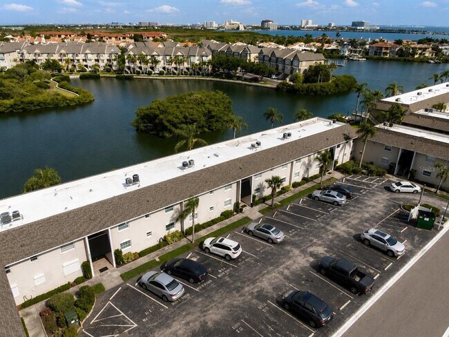 Building Photo - 8804 Bay Pointe Dr